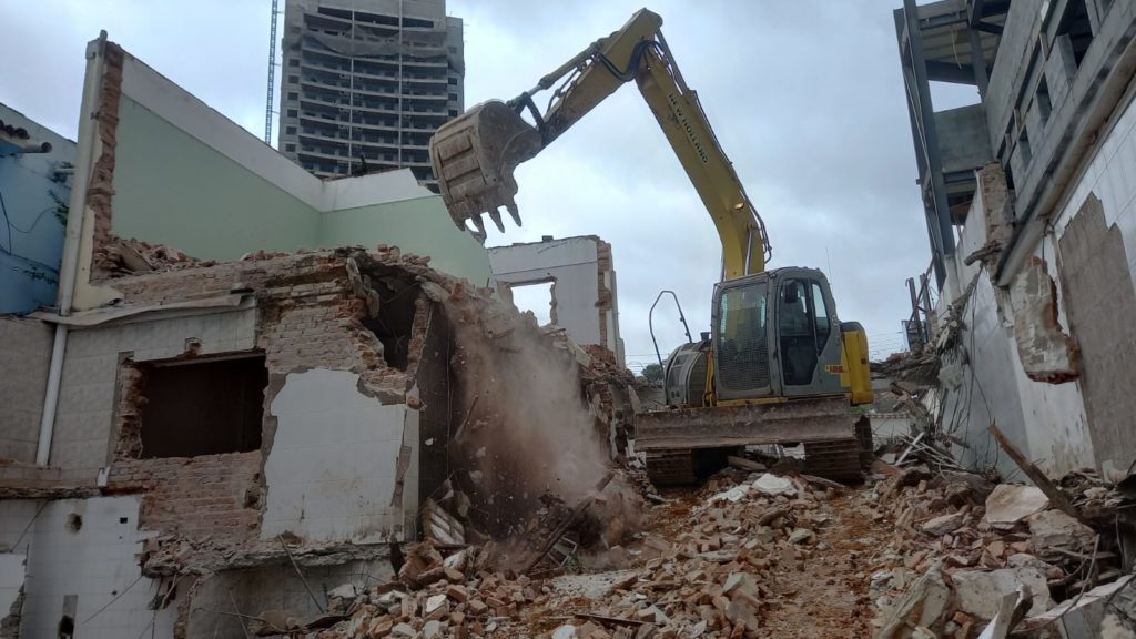 Serviço de demolição com máquinas da demolidora Paredes
